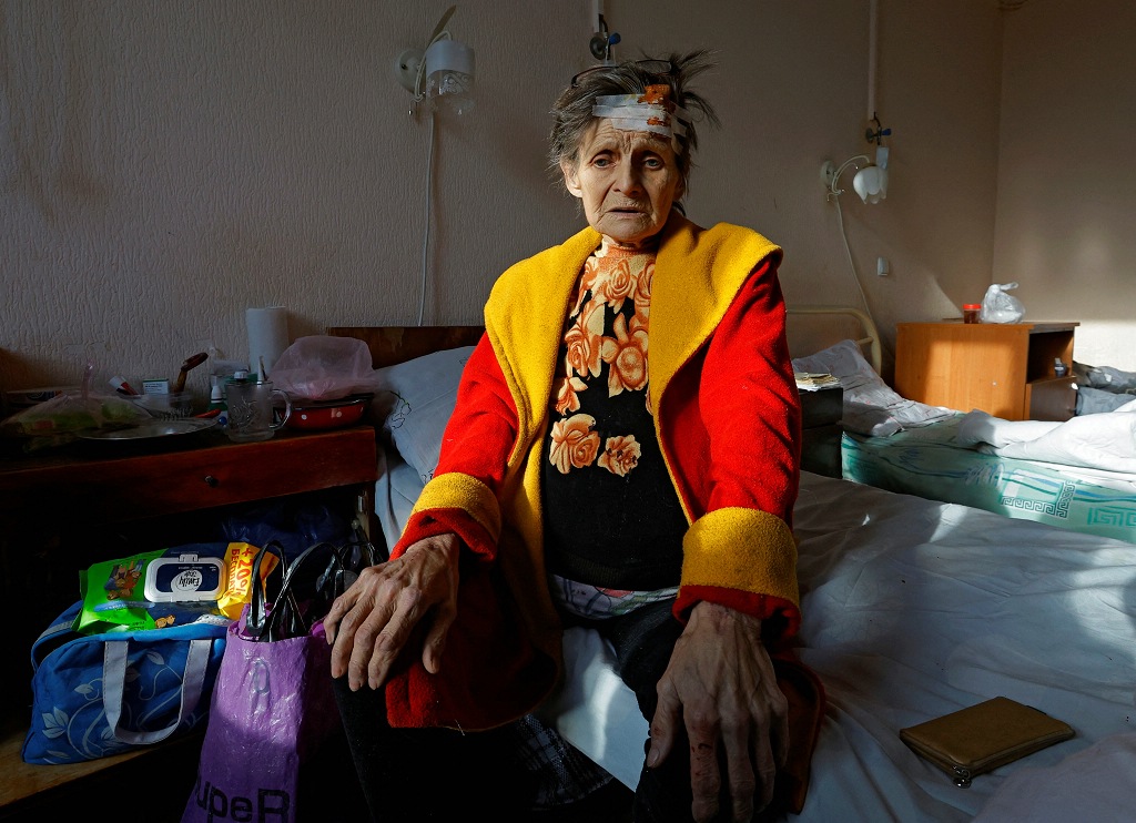 Lyudmila Butsenko, de 69 anos, ficou ferida em ataques contra Donetsk.